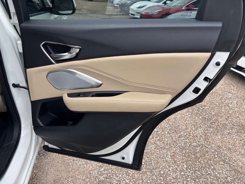 Acura RDX Vehicle Full-screen Gallery Image 17