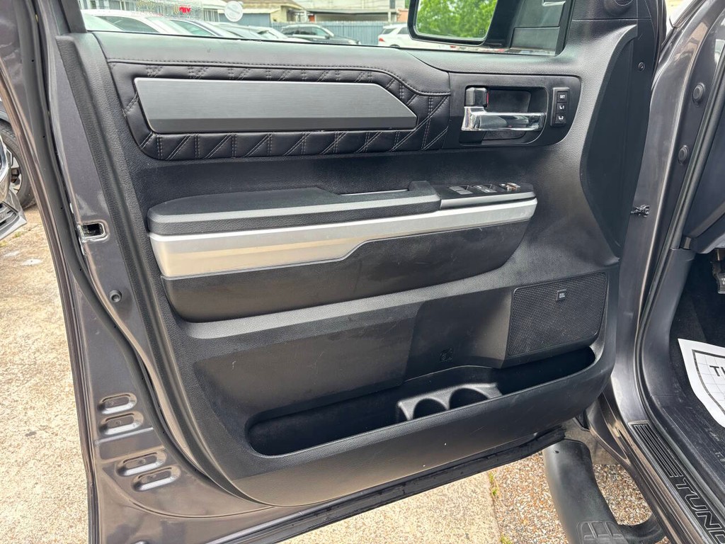 Toyota Tundra 4WD Vehicle Full-screen Gallery Image 10