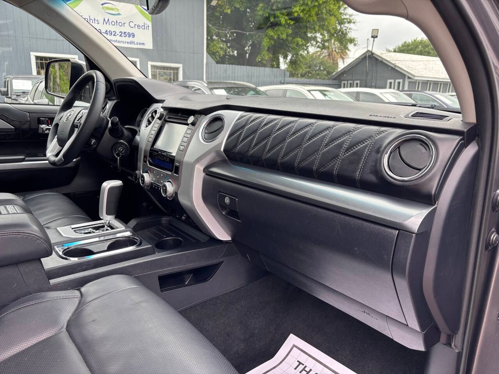 Toyota Tundra 4WD Vehicle Full-screen Gallery Image 11