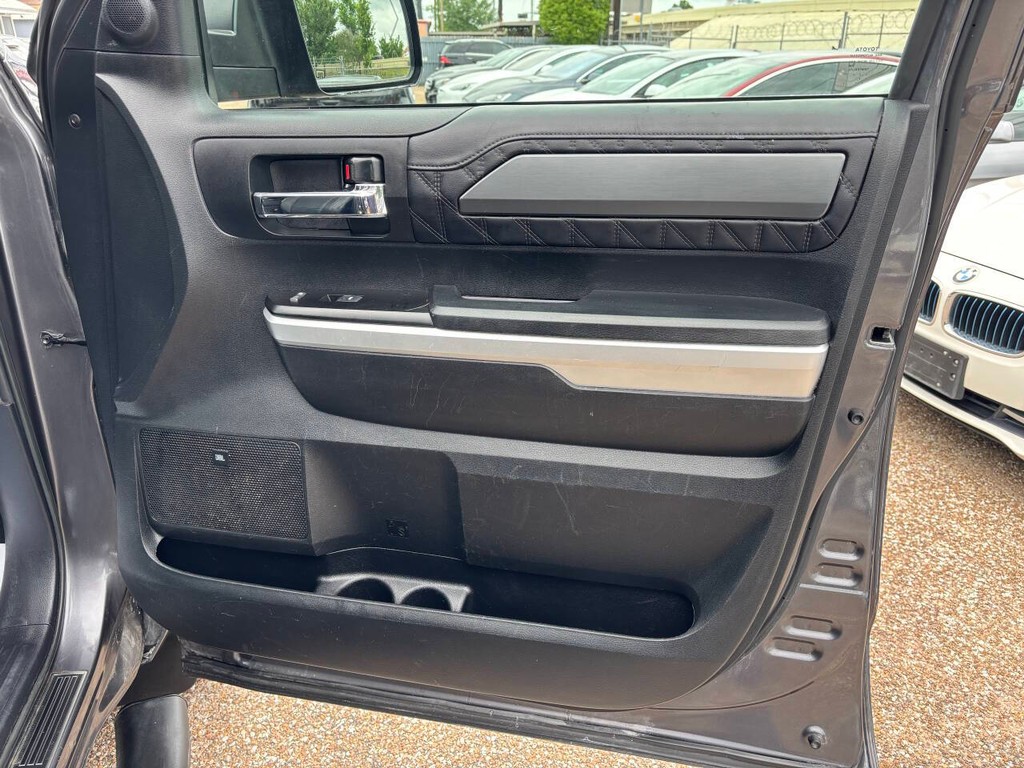 Toyota Tundra 4WD Vehicle Full-screen Gallery Image 13