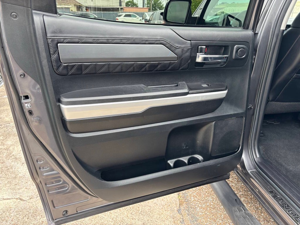 Toyota Tundra 4WD Vehicle Full-screen Gallery Image 15