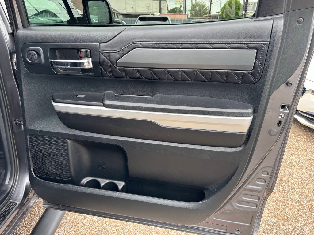 Toyota Tundra 4WD Vehicle Full-screen Gallery Image 17