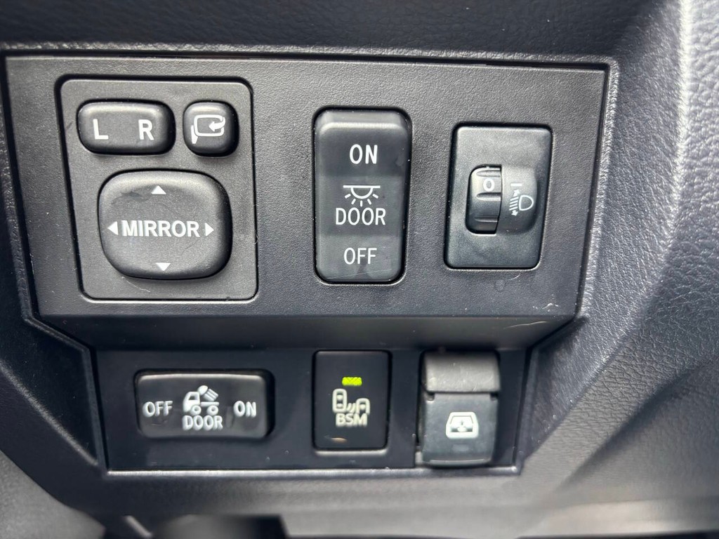 Toyota Tundra 4WD Vehicle Full-screen Gallery Image 27