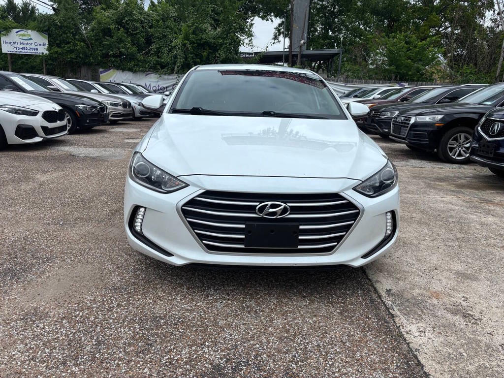 Hyundai Elantra Vehicle Full-screen Gallery Image 02