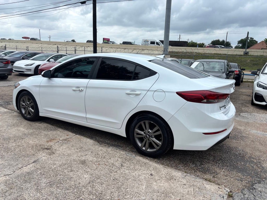 Hyundai Elantra Vehicle Full-screen Gallery Image 05