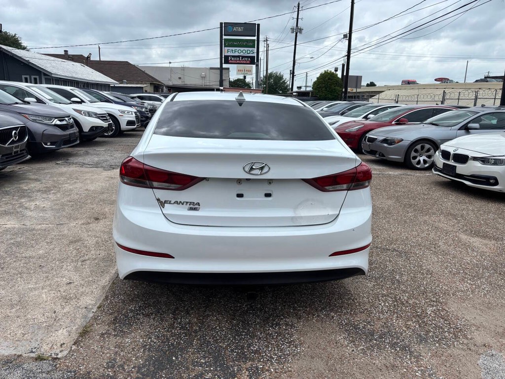 Hyundai Elantra Vehicle Full-screen Gallery Image 06