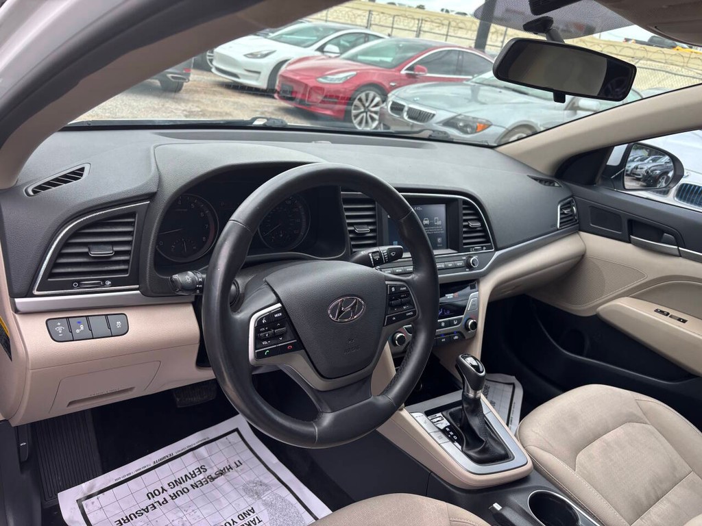 Hyundai Elantra Vehicle Full-screen Gallery Image 08