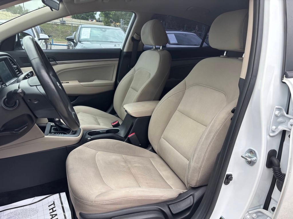 Hyundai Elantra Vehicle Full-screen Gallery Image 09