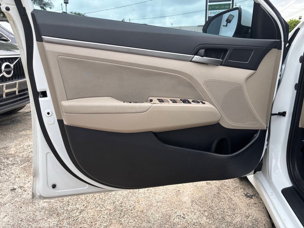 Hyundai Elantra Vehicle Full-screen Gallery Image 10