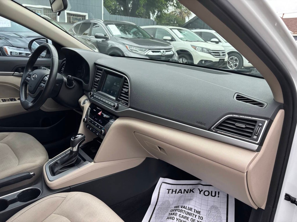 Hyundai Elantra Vehicle Full-screen Gallery Image 11