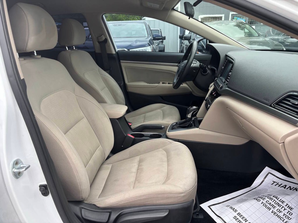 Hyundai Elantra Vehicle Full-screen Gallery Image 12