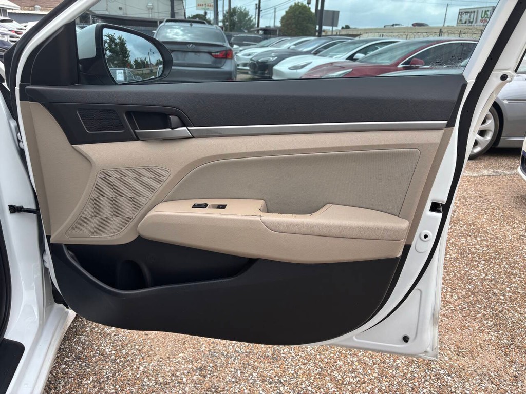 Hyundai Elantra Vehicle Full-screen Gallery Image 13