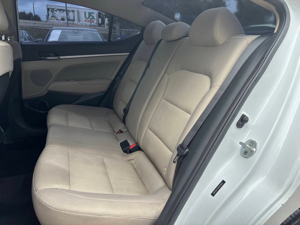 Hyundai Elantra Vehicle Full-screen Gallery Image 14