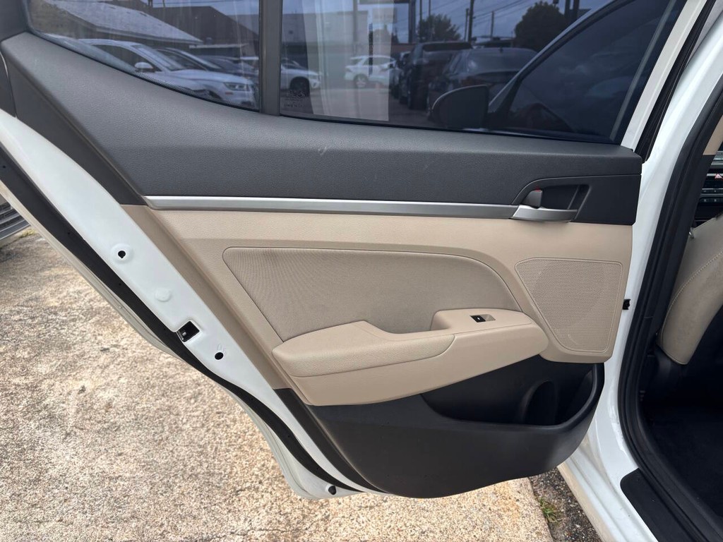 Hyundai Elantra Vehicle Full-screen Gallery Image 15