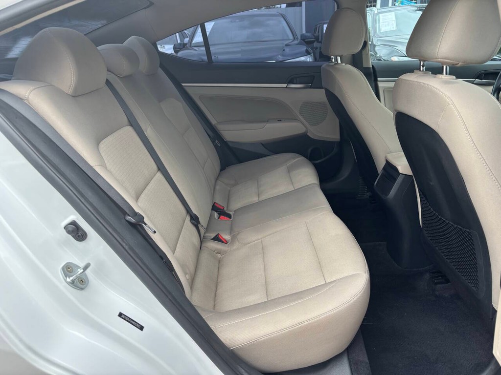 Hyundai Elantra Vehicle Full-screen Gallery Image 16