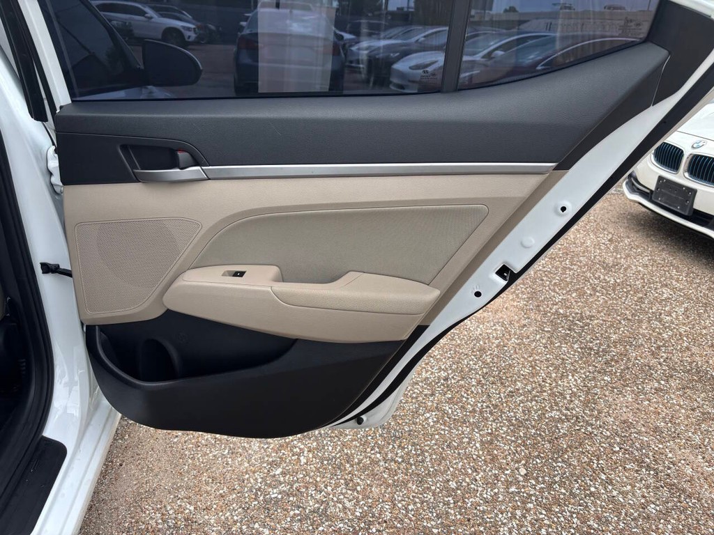 Hyundai Elantra Vehicle Full-screen Gallery Image 17