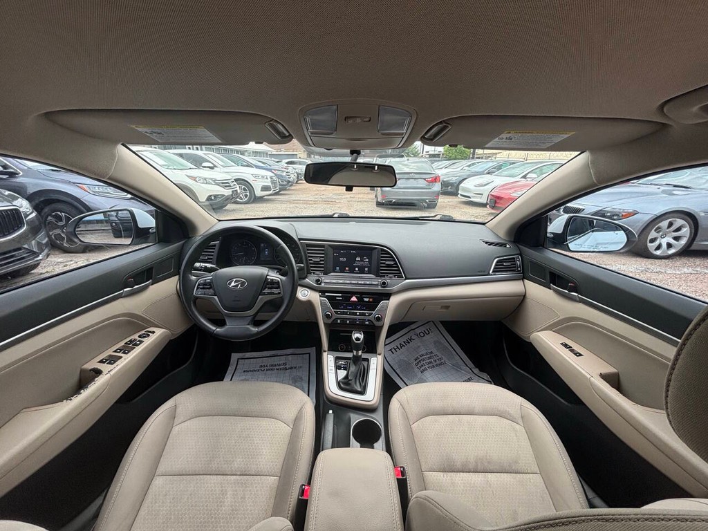 Hyundai Elantra Vehicle Full-screen Gallery Image 18