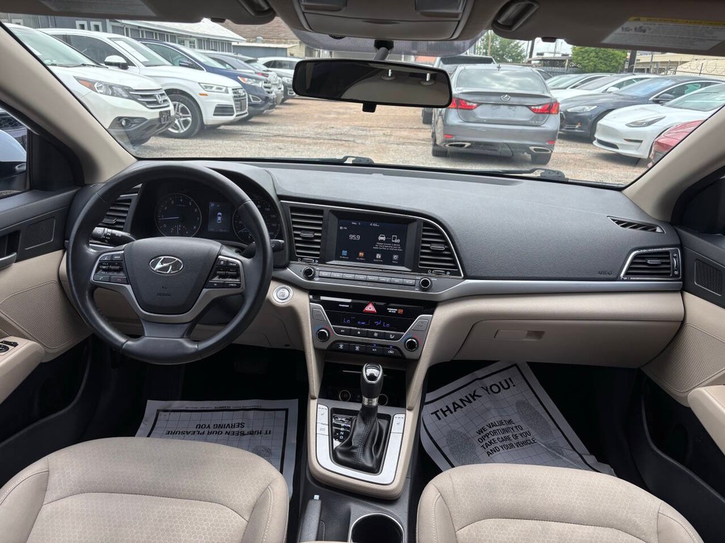 Hyundai Elantra Vehicle Full-screen Gallery Image 19