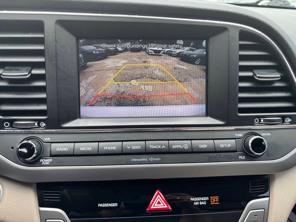 Hyundai Elantra Vehicle Full-screen Gallery Image 21