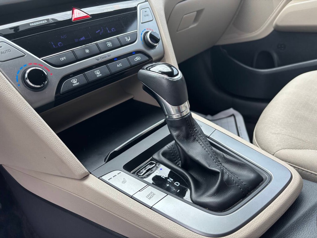 Hyundai Elantra Vehicle Full-screen Gallery Image 22