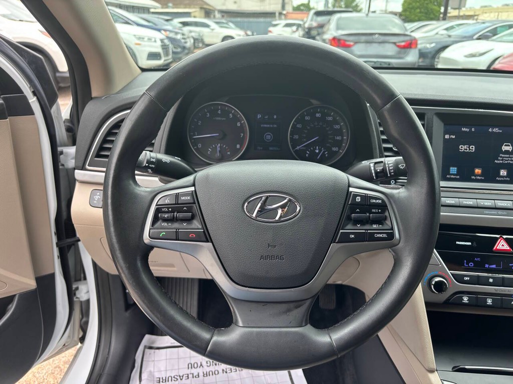 Hyundai Elantra Vehicle Full-screen Gallery Image 24