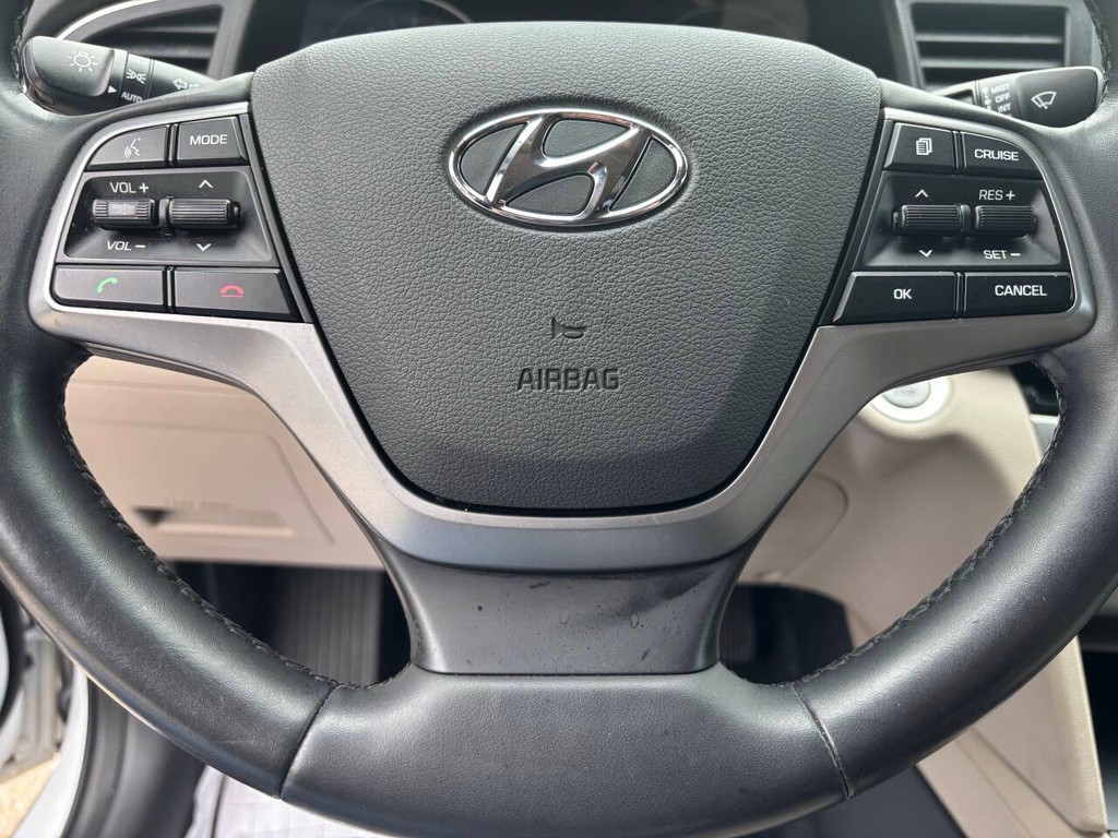 Hyundai Elantra Vehicle Full-screen Gallery Image 25