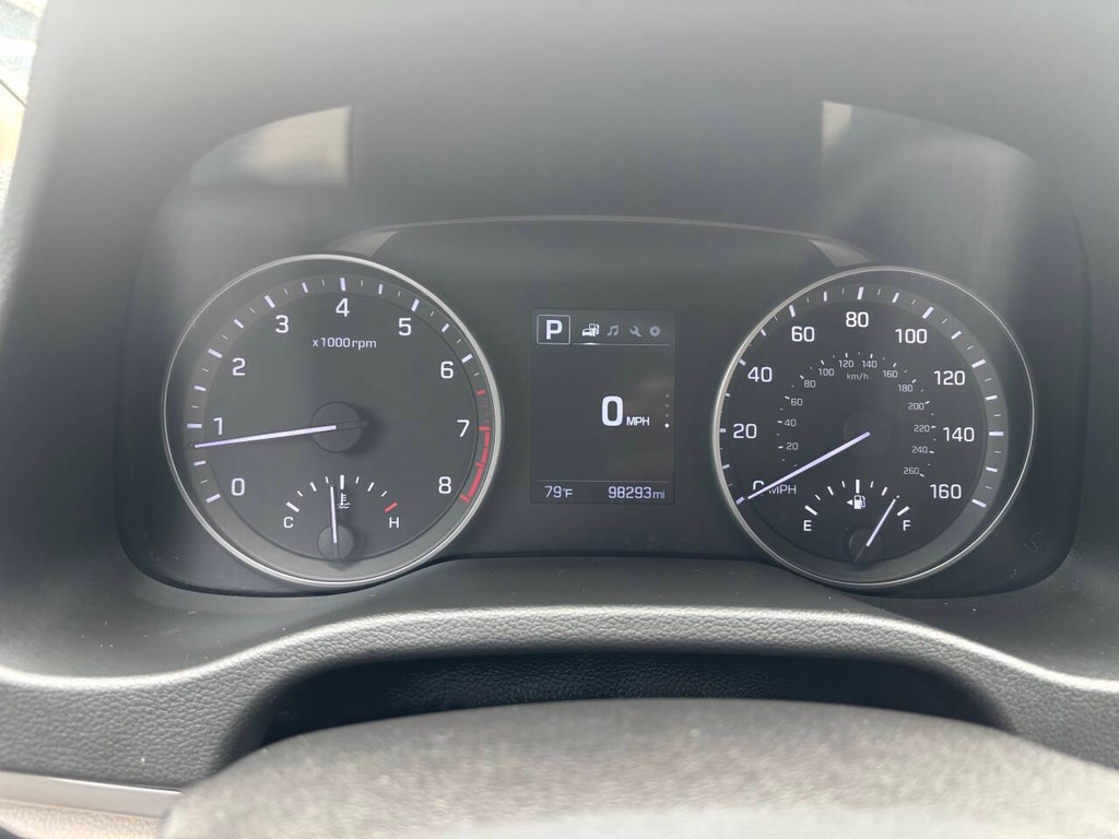 Hyundai Elantra Vehicle Full-screen Gallery Image 26