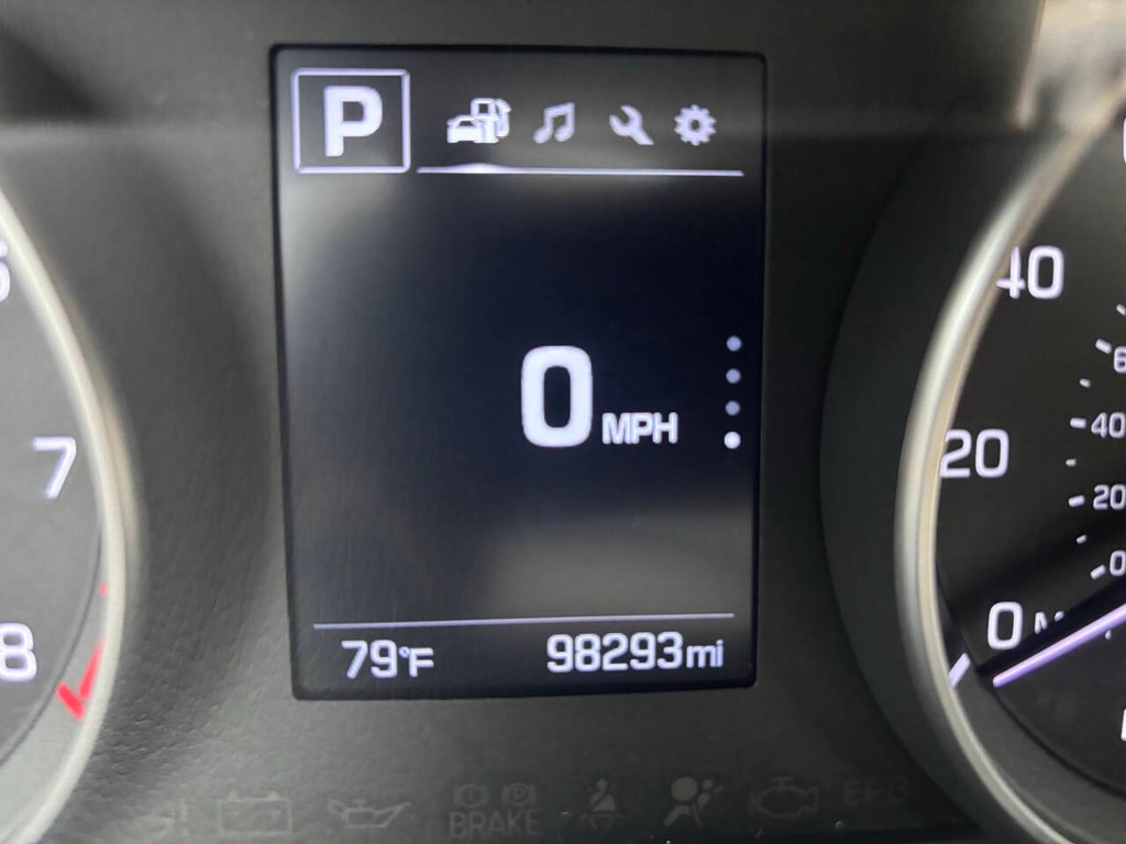 Hyundai Elantra Vehicle Full-screen Gallery Image 27