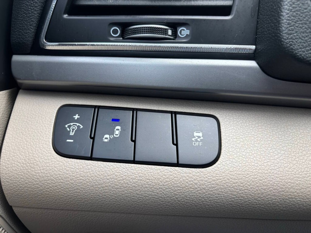 Hyundai Elantra Vehicle Full-screen Gallery Image 28