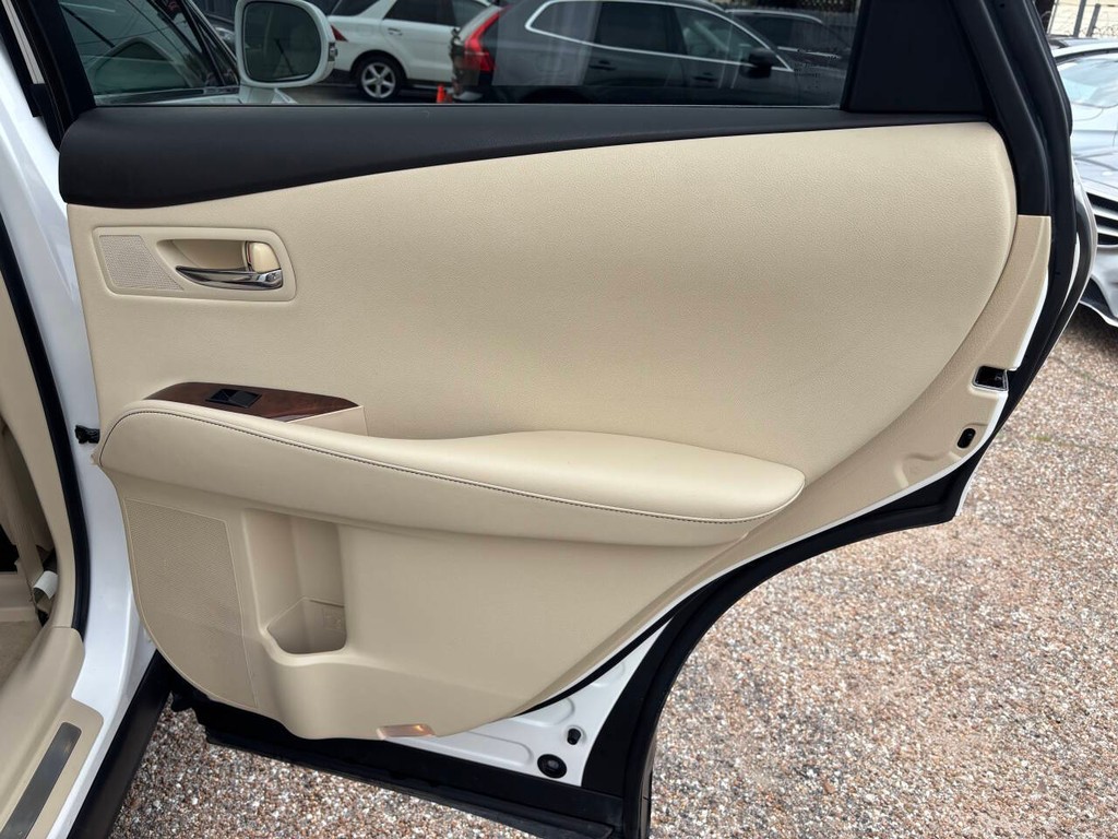 Lexus RX 350 Vehicle Full-screen Gallery Image 17