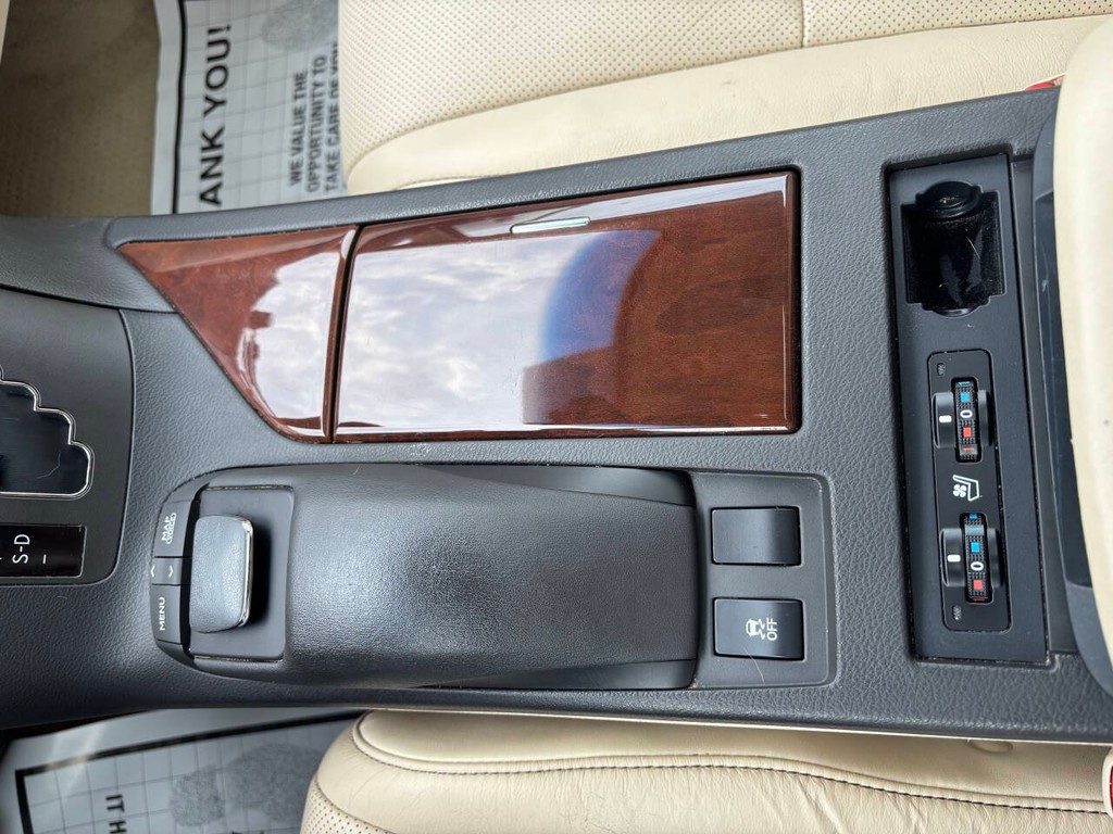 Lexus RX 350 Vehicle Full-screen Gallery Image 24