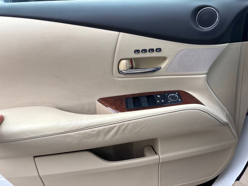 Lexus RX 350 Vehicle Full-screen Gallery Image 28