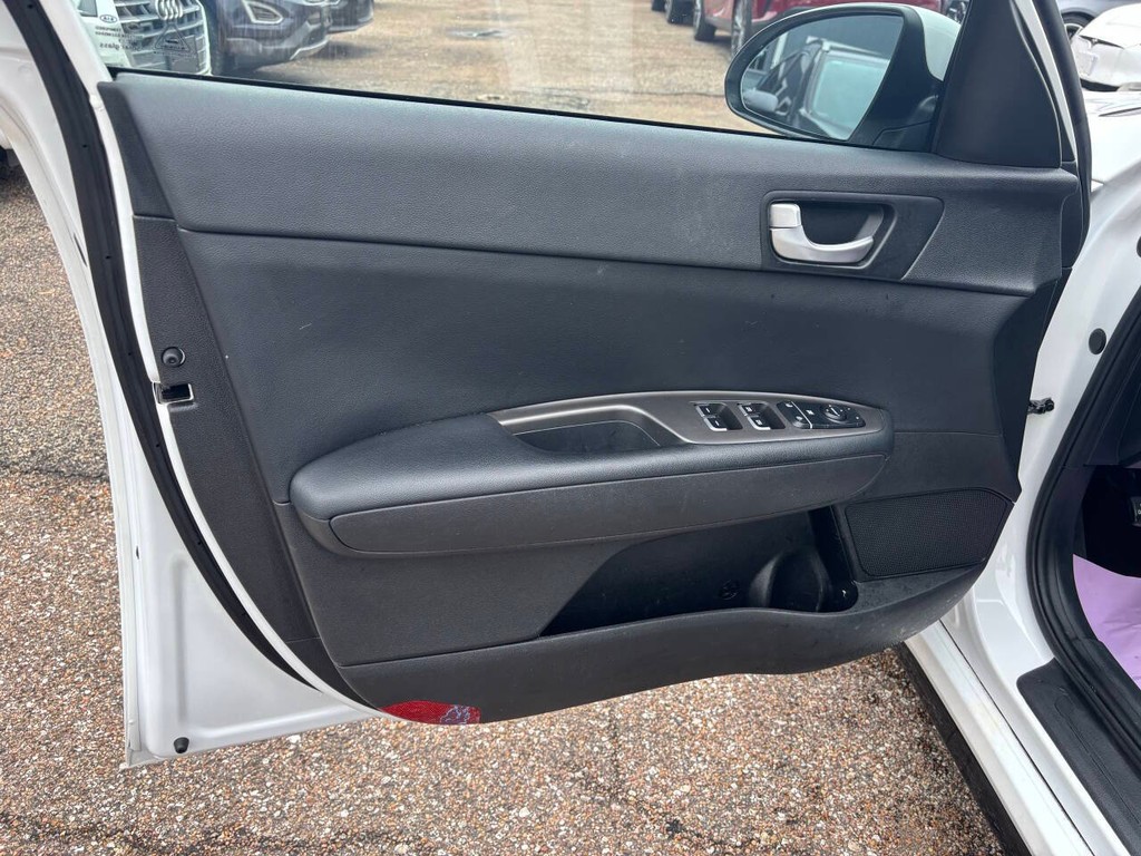 Kia Optima Vehicle Full-screen Gallery Image 10