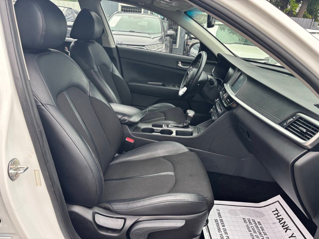 Kia Optima Vehicle Full-screen Gallery Image 12