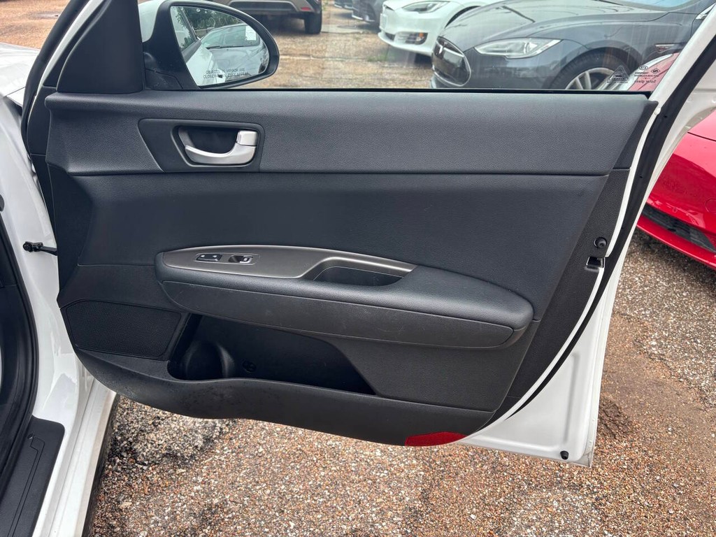 Kia Optima Vehicle Full-screen Gallery Image 13
