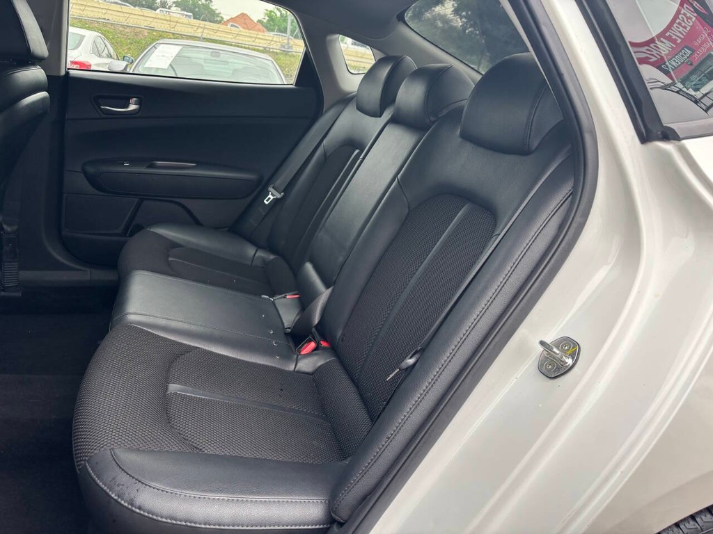 Kia Optima Vehicle Full-screen Gallery Image 14