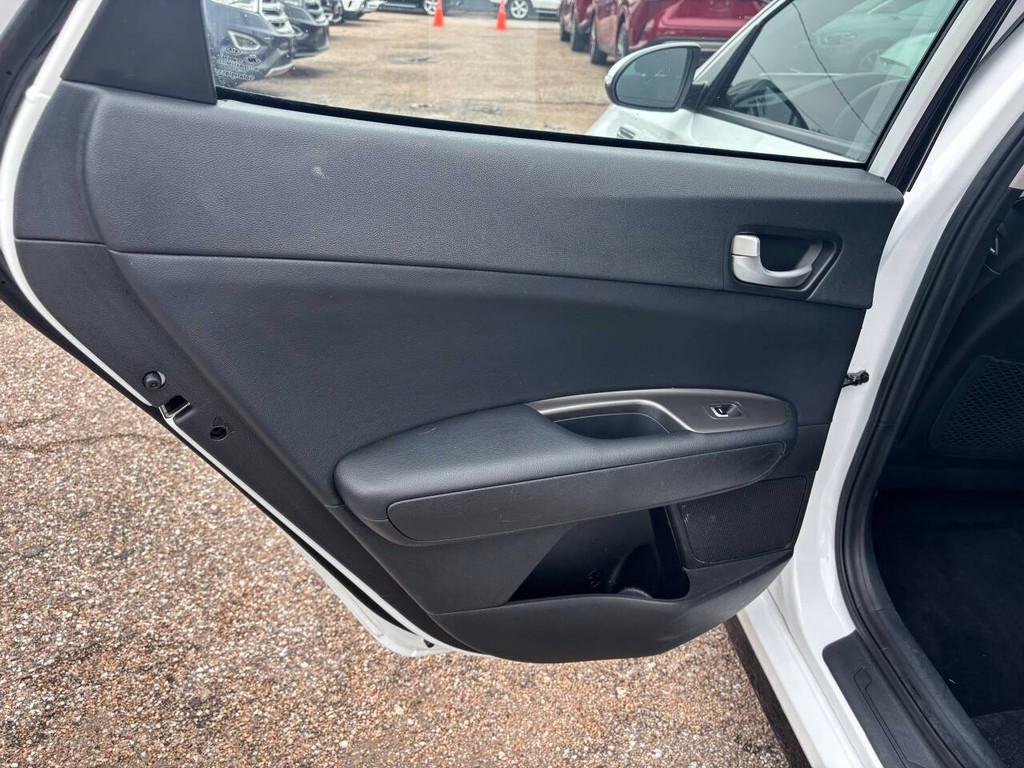 Kia Optima Vehicle Full-screen Gallery Image 15
