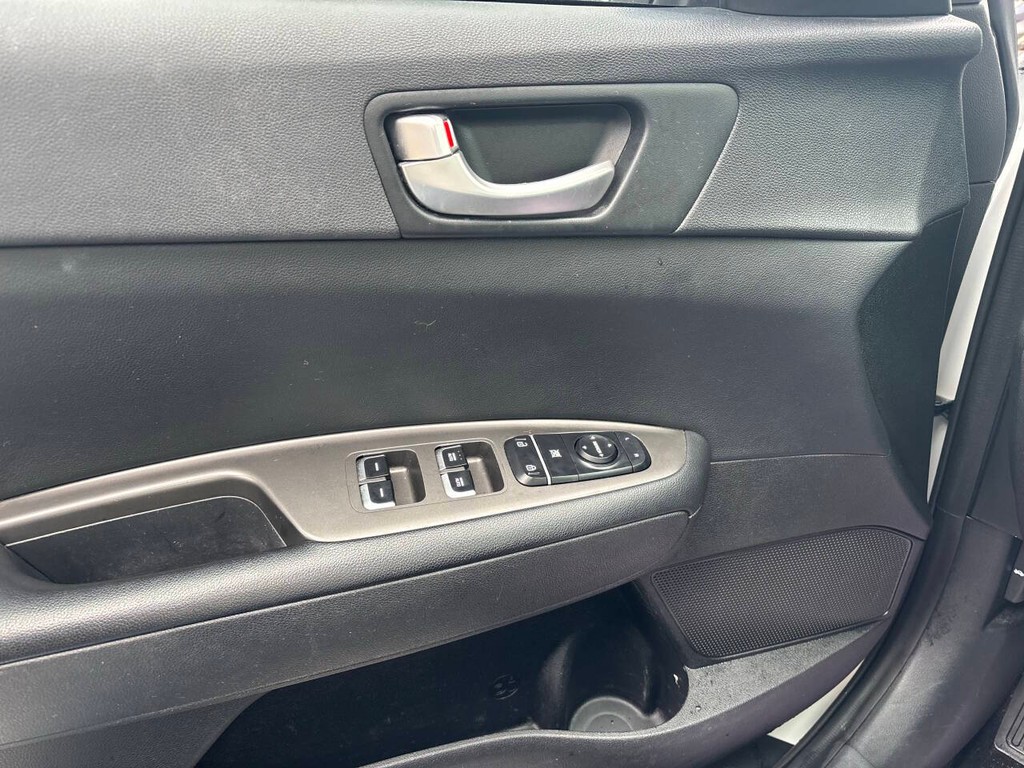 Kia Optima Vehicle Full-screen Gallery Image 26
