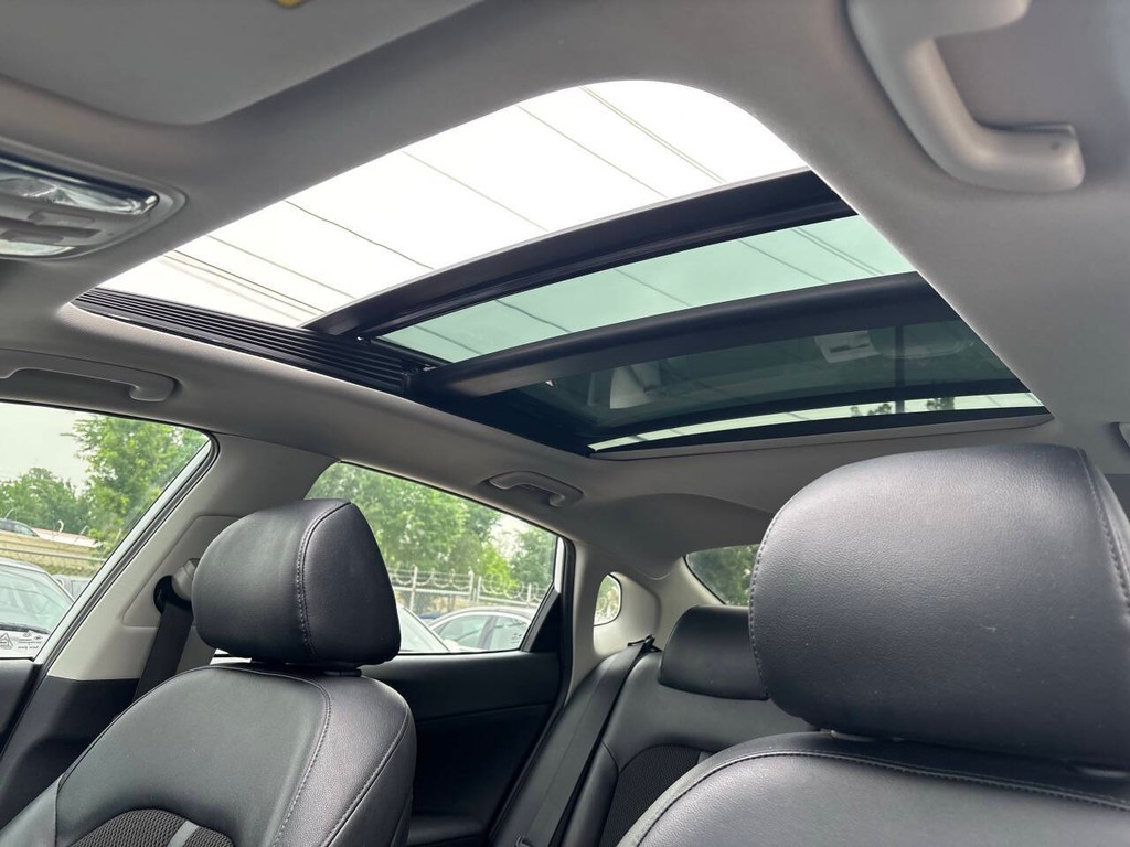 Kia Optima Vehicle Full-screen Gallery Image 28