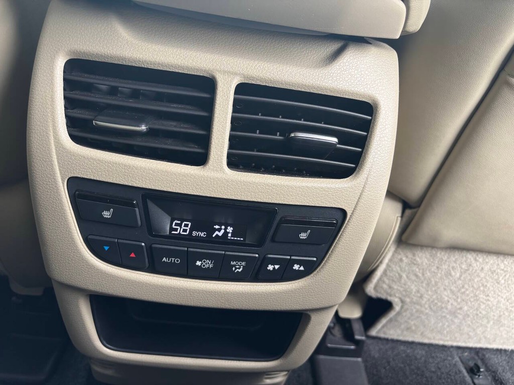 Acura MDX Vehicle Full-screen Gallery Image 20