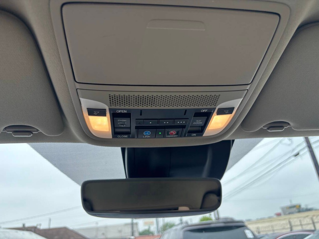 Acura MDX Vehicle Full-screen Gallery Image 30