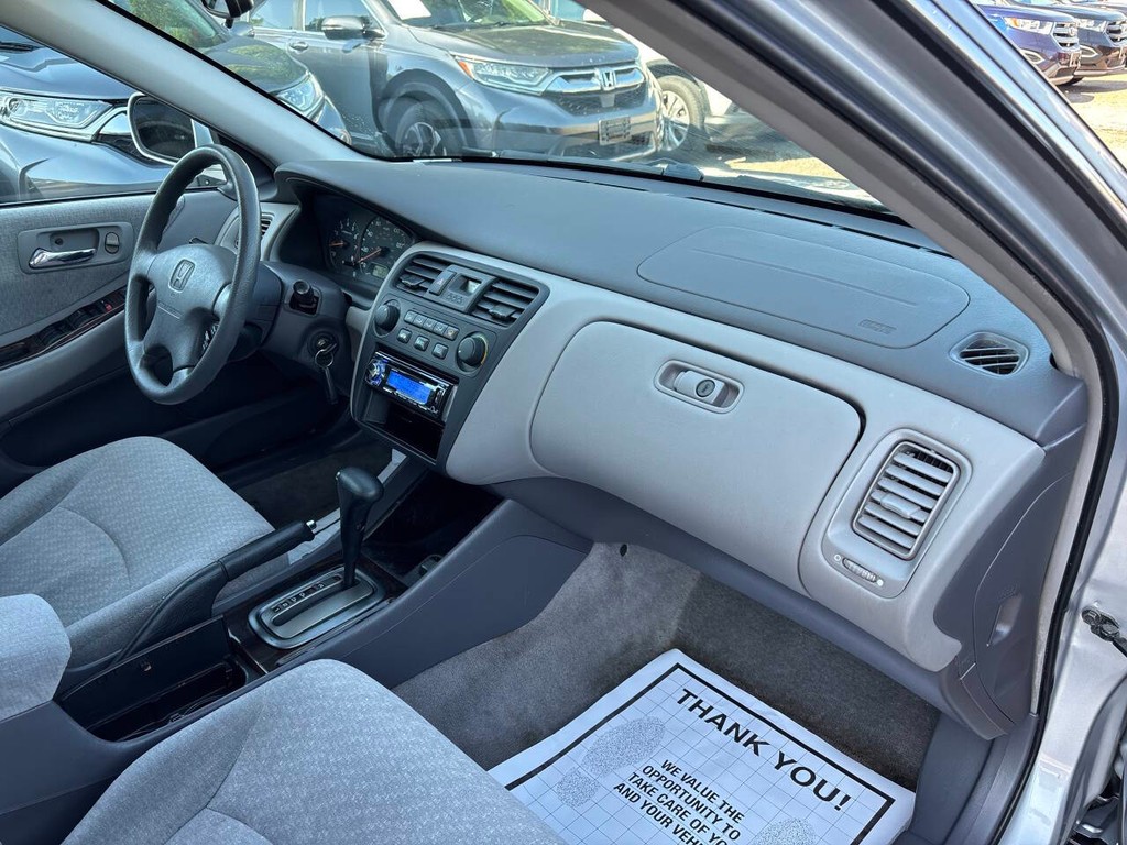Honda Accord Sedan Vehicle Full-screen Gallery Image 11
