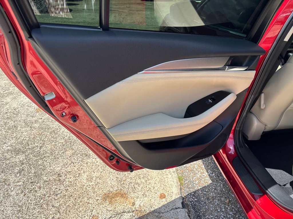 Mazda MAZDA6 Vehicle Full-screen Gallery Image 15