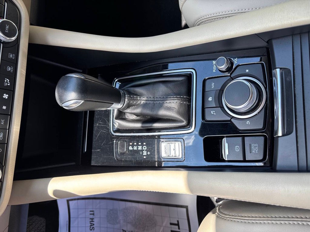 Mazda MAZDA6 Vehicle Full-screen Gallery Image 23