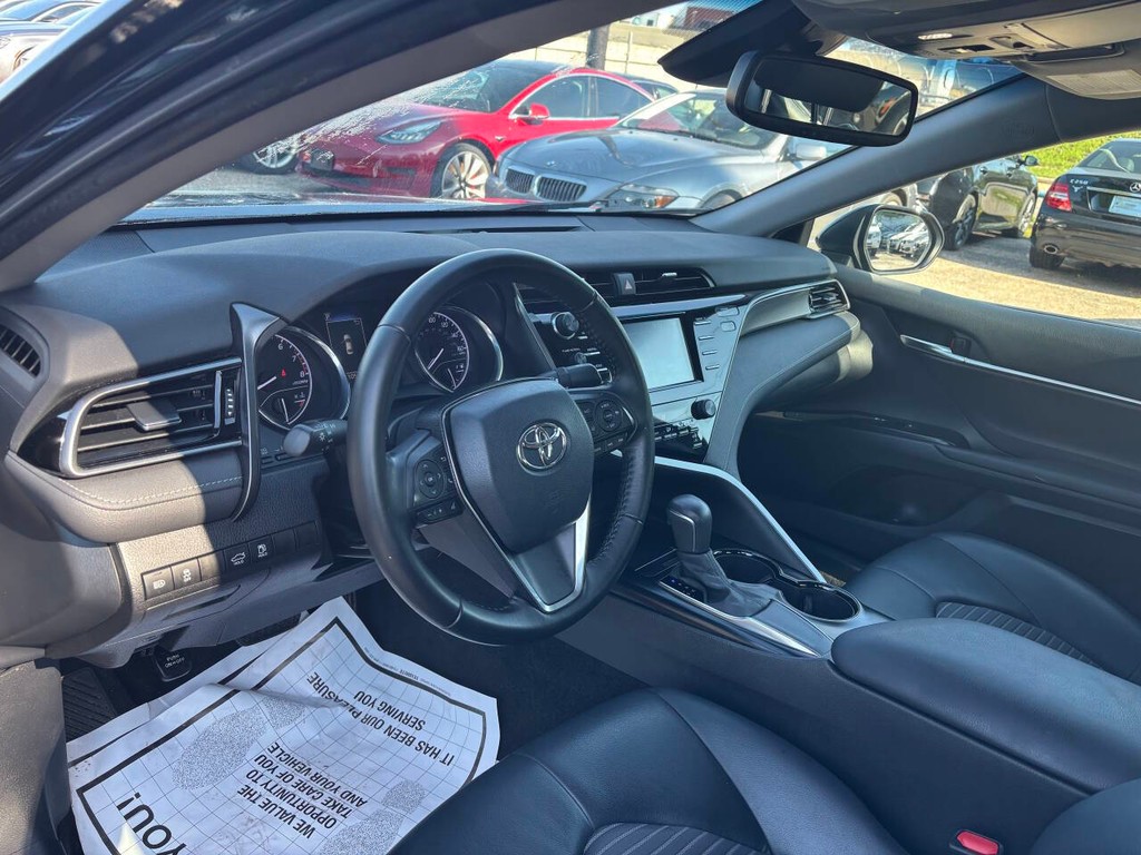 Toyota Camry Vehicle Full-screen Gallery Image 08