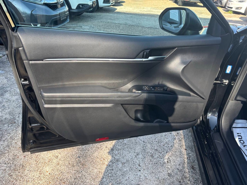 Toyota Camry Vehicle Full-screen Gallery Image 10