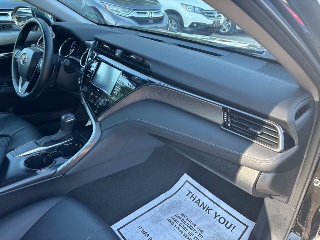 Toyota Camry Vehicle Full-screen Gallery Image 11