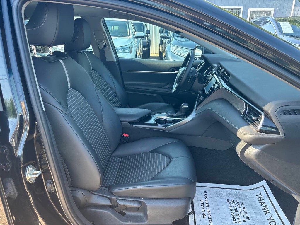 Toyota Camry Vehicle Full-screen Gallery Image 12