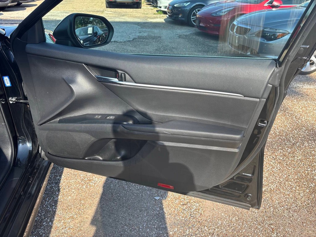 Toyota Camry Vehicle Full-screen Gallery Image 13