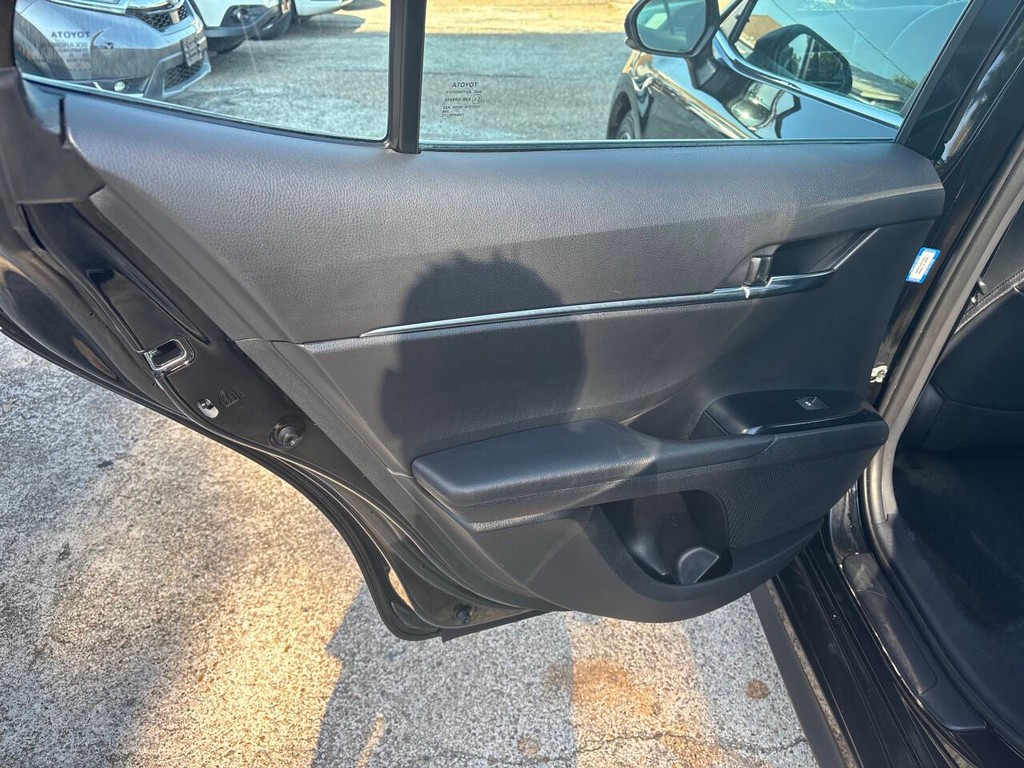 Toyota Camry Vehicle Full-screen Gallery Image 15